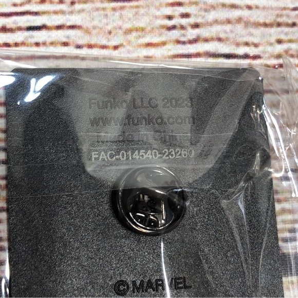 Funko Pop Spider-Man Blue MJ Decal sticker and Daily Bugle Pin Marvel Collectors - Picture 7 of 7